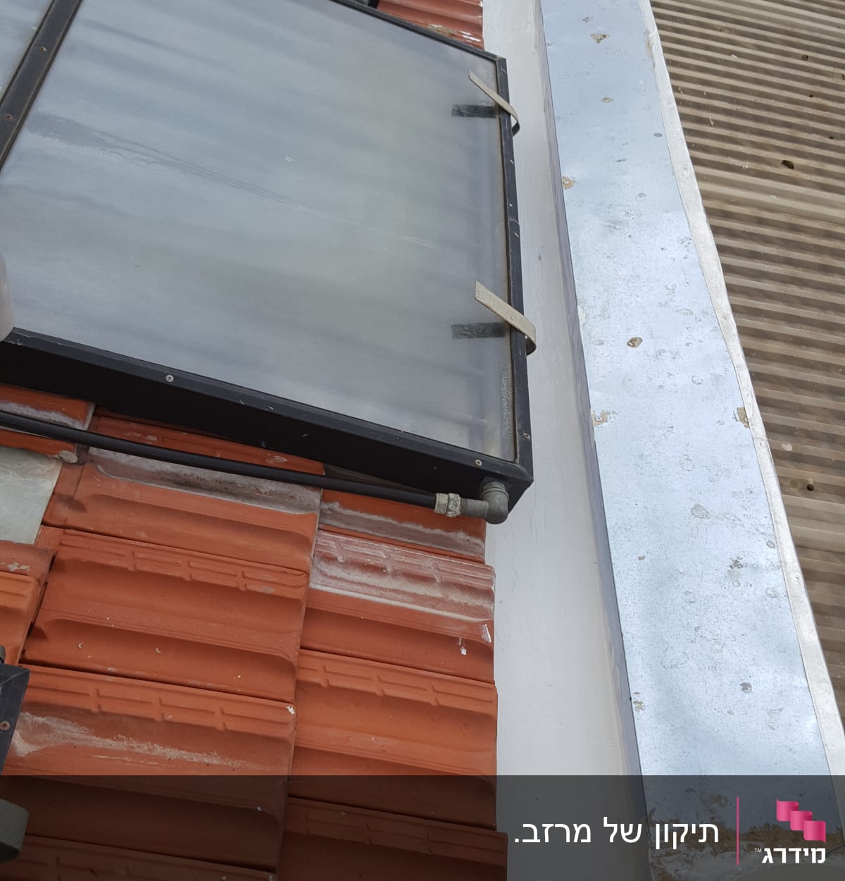 גג רעפים עם קולטי שמש ומרזב מתכת